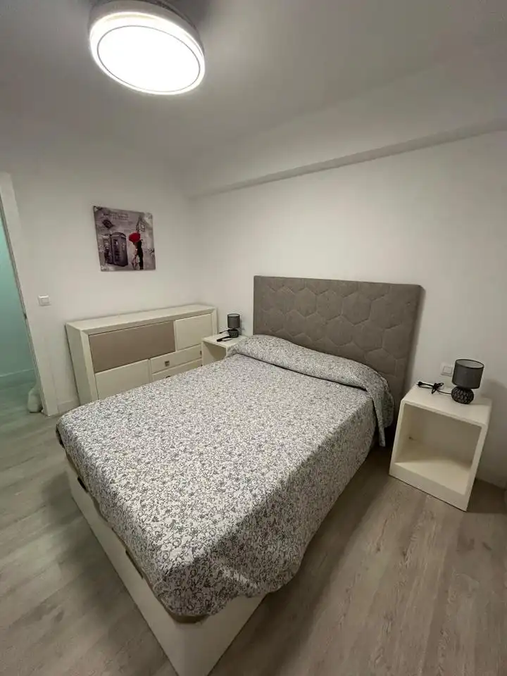 Dormitori de Pis de lloguer en Plasencia amb Aire condicionat, Terrassa i Moblat