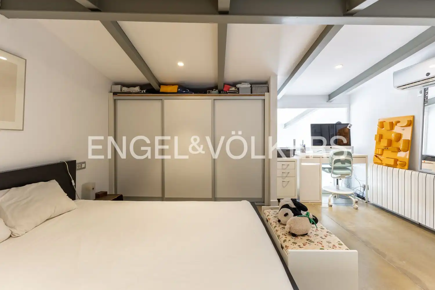 Schlafzimmer von Dachboden zum Verkauf in Valencia mit Heizung und Balkon