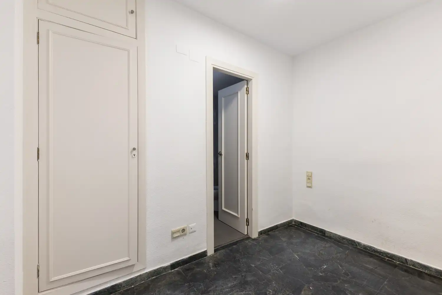 Flat for sale in Valencia  with Air Conditioner, Heating and Balcony