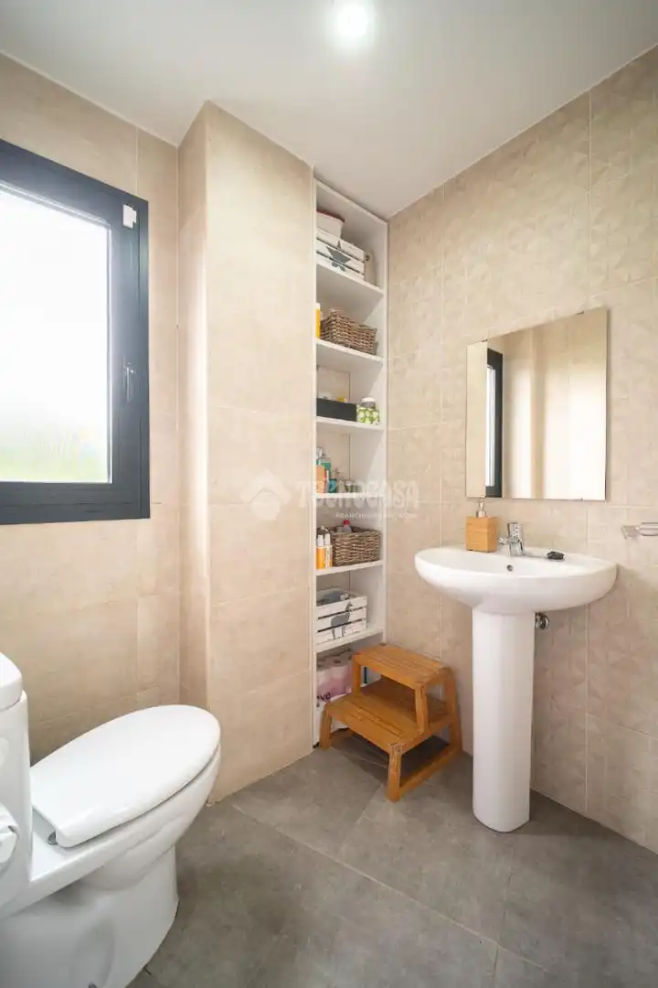 Baño de Casa adosada en venta en Mejorada del Campo con Alarma y Piscina comunitaria
