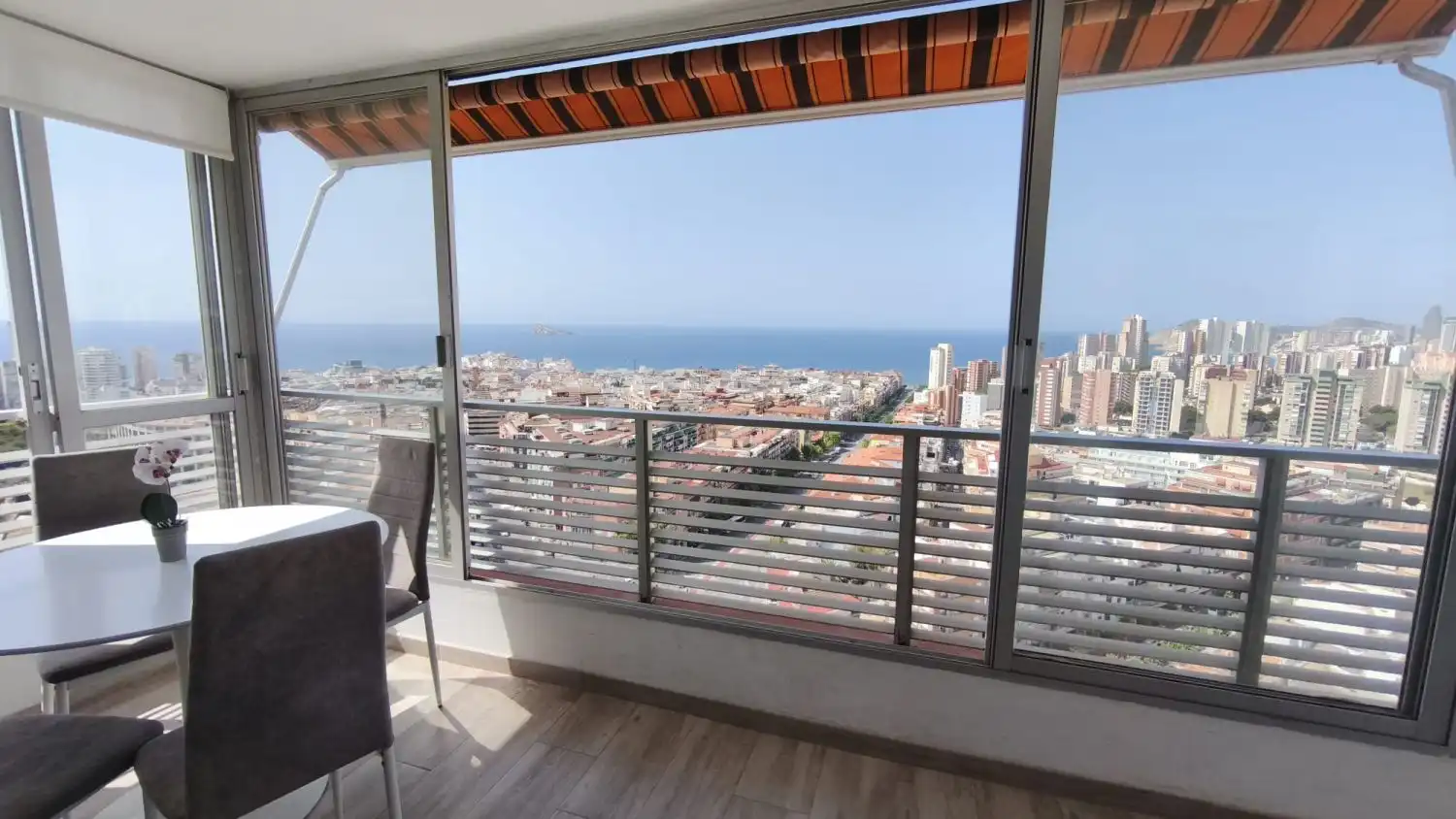 Außenansicht von Wohnungen zur Miete in Benidorm mit Klimaanlage, Abstellraum und Möbliert