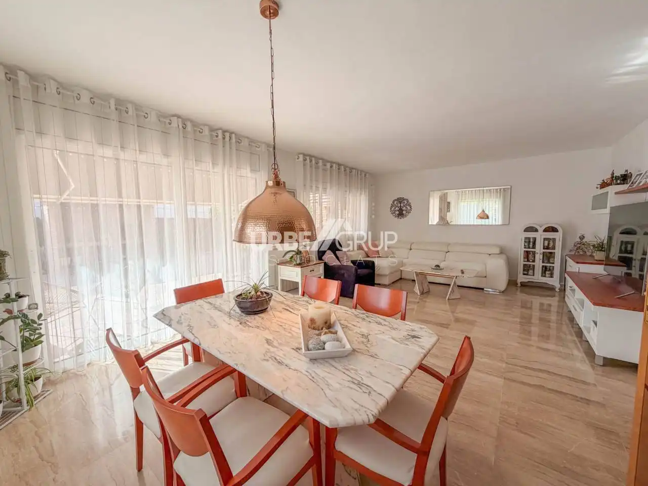 Sala d'estar de Casa adosada en venda en Terrassa amb Calefacció, Jardí privat i Terrassa