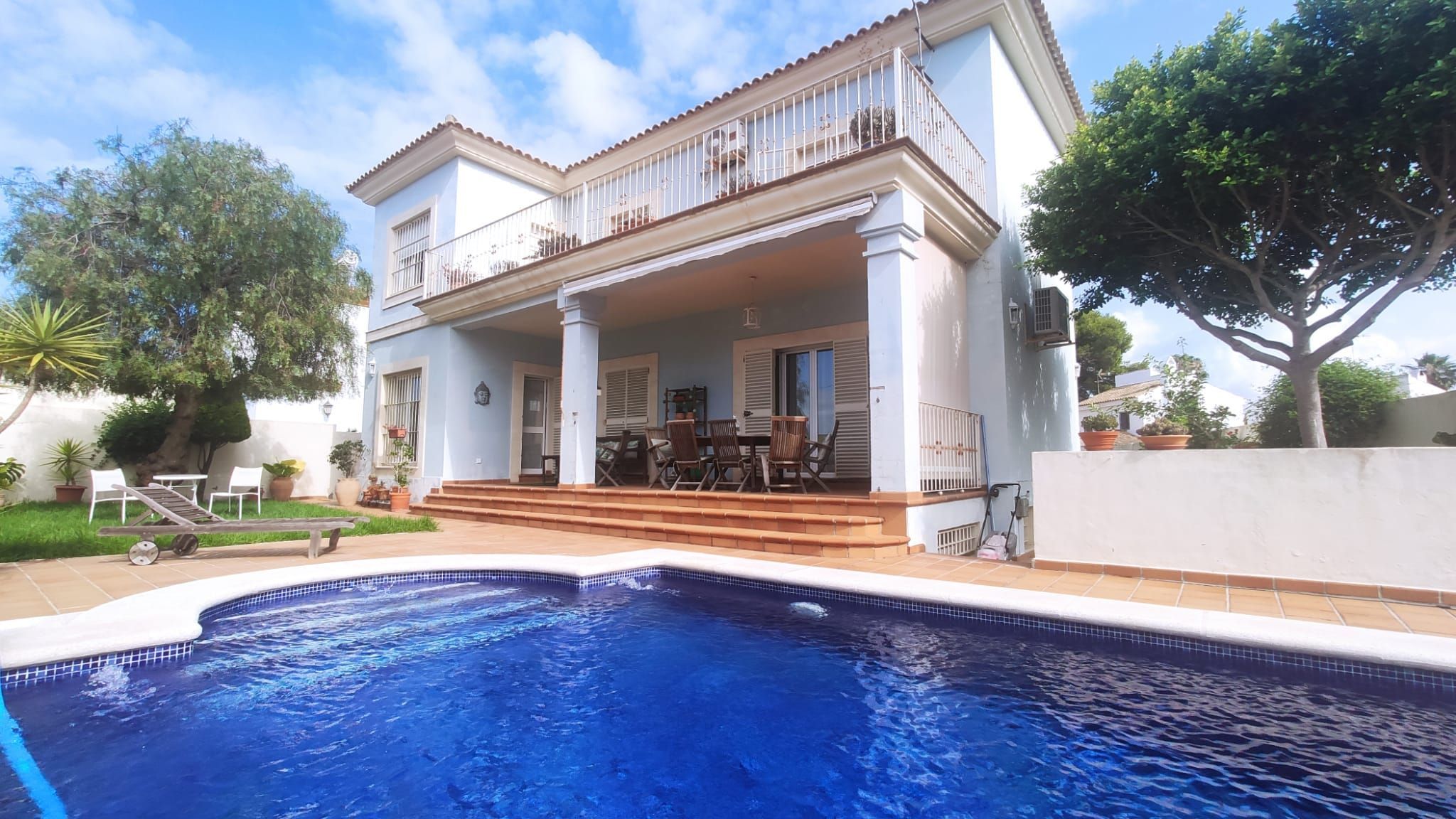Exterior view of House or chalet for sale in El Puerto de Santa María  with Air Conditioner, Private garden and Storage room