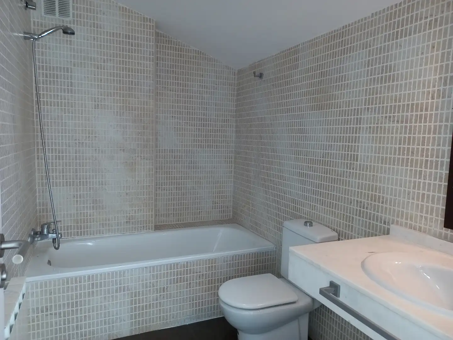 Baño de Dúplex en venta en Girona con Calefacción, Parquet y Terraza