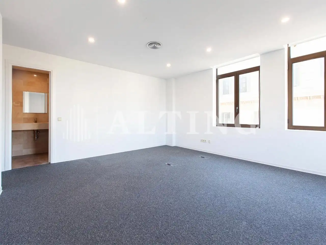 Office space with lift to rent in Catalunya, imagen 44