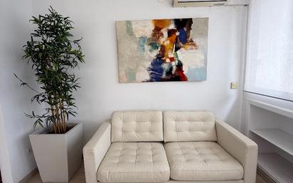 Sala d'estar de Oficina de lloguer en Estepona amb Aire condicionat, Moblat i Internet