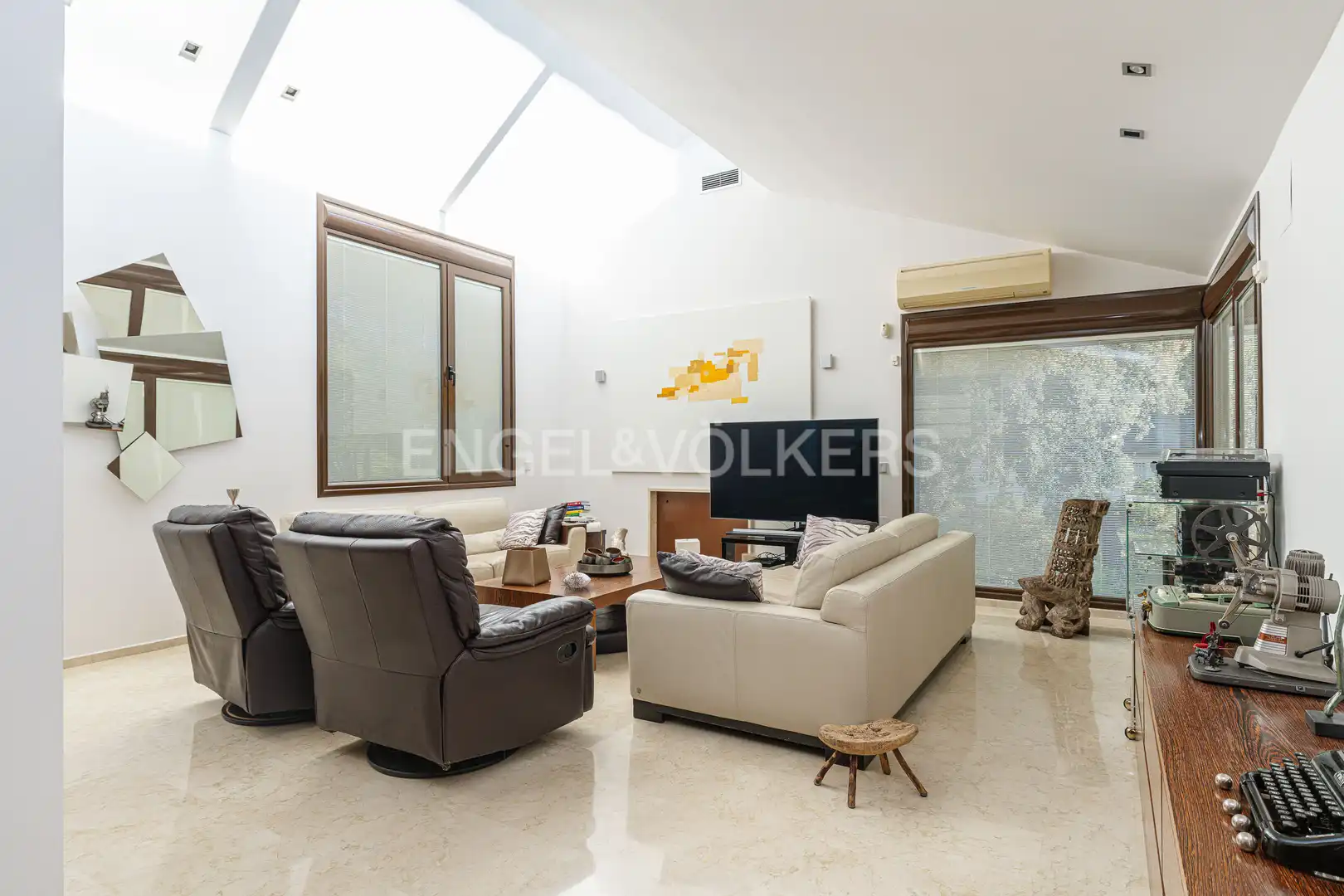 Sala d'estar de Casa o xalet en venda en Galapagar amb Aire condicionat, Calefacció i Jardí privat