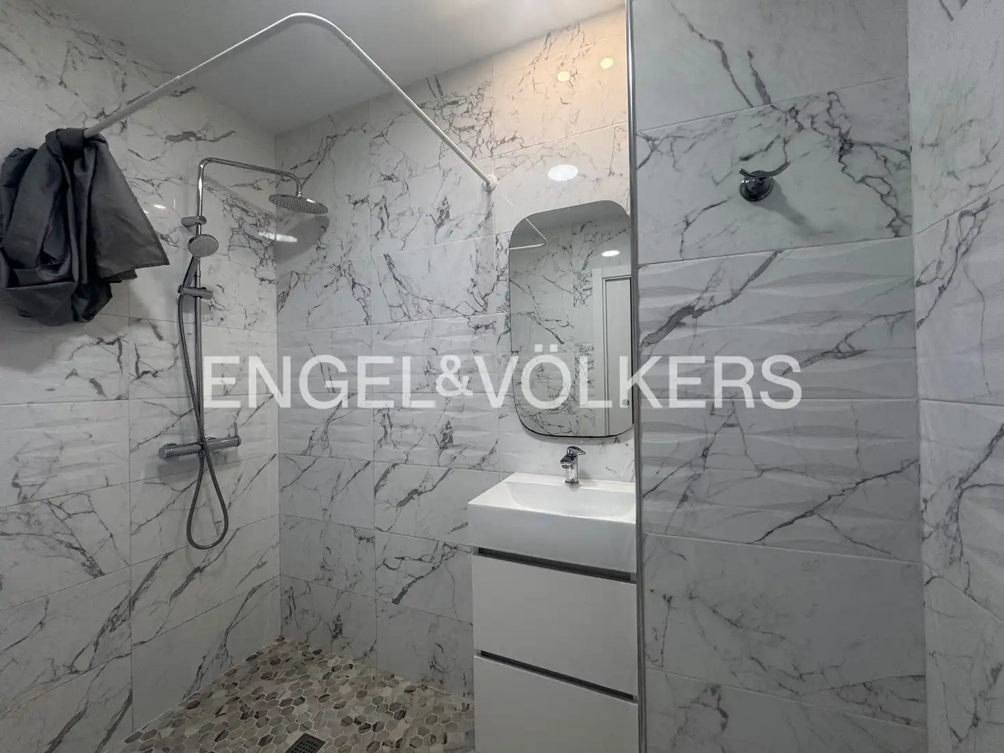 Bany de Apartament de lloguer en Valencia amb Aire condicionat, Calefacció i Moblat