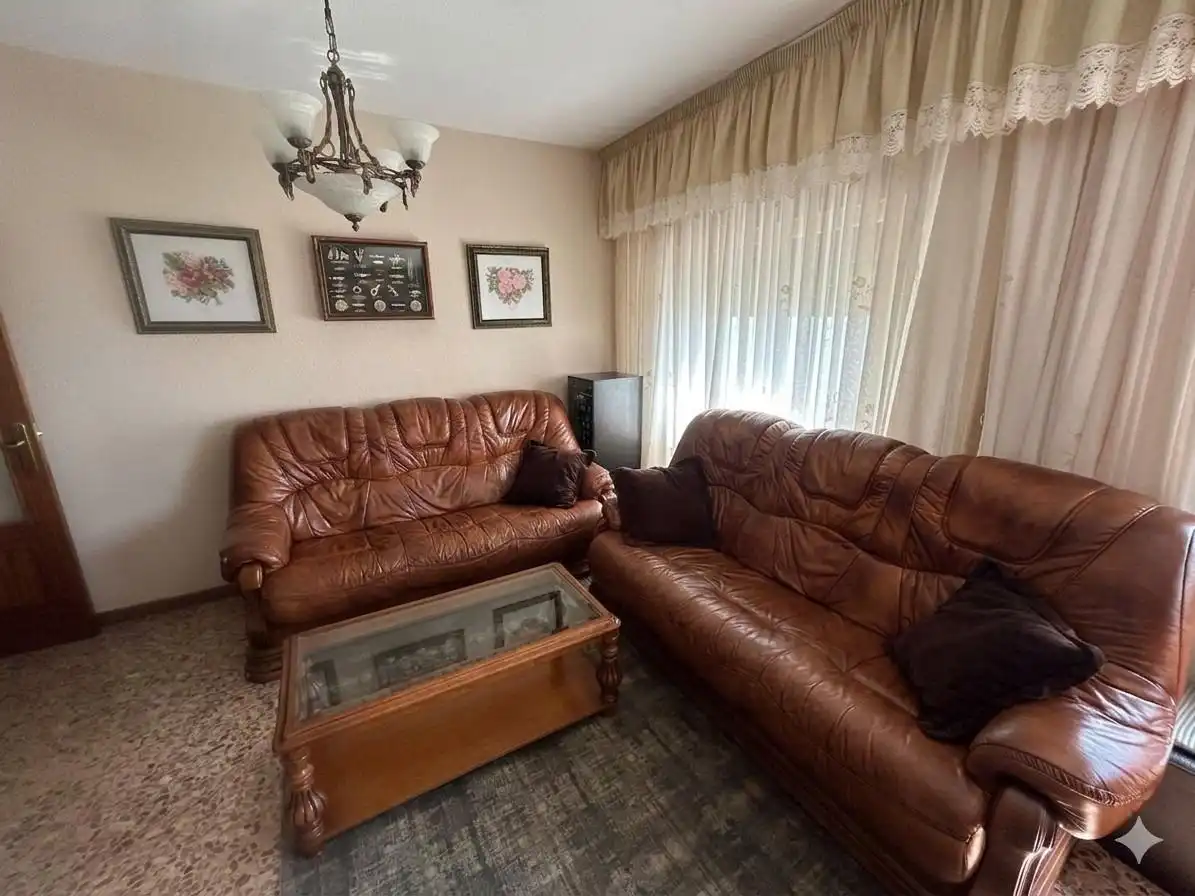 Sala de estar de Piso en venta en Ribeira con Trastero y Amueblado