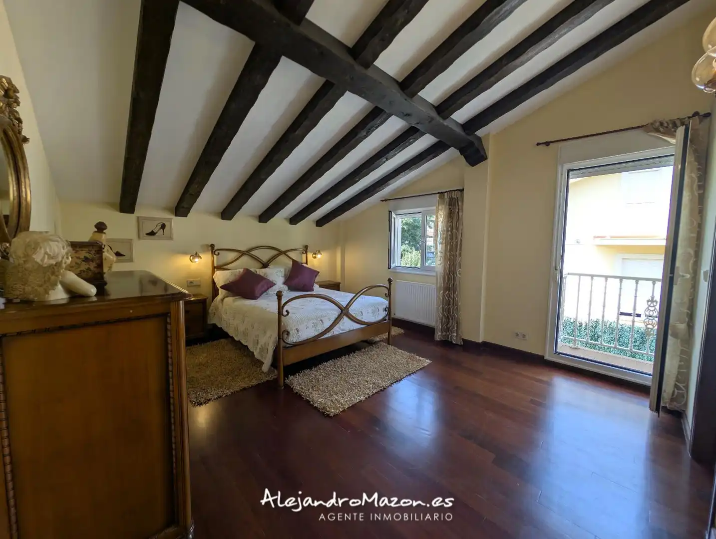 Schlafzimmer von Einfamilien-Reihenhaus zum Verkauf in Castro-Urdiales mit Heizung, Privatgarten und Terrasse