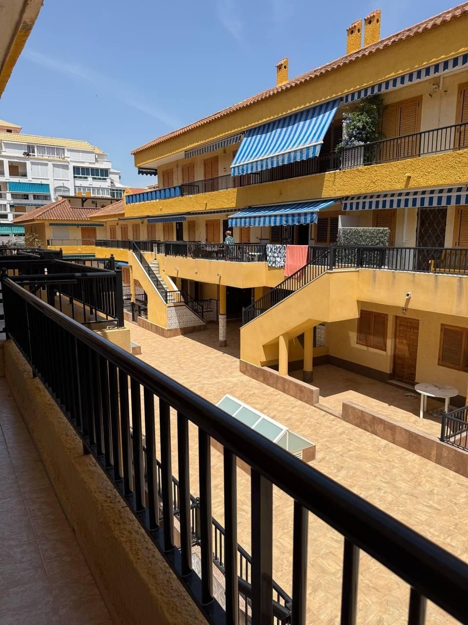 Vista exterior de Casa o xalet en venda en Torrevieja amb Balcó i Piscina comunitària