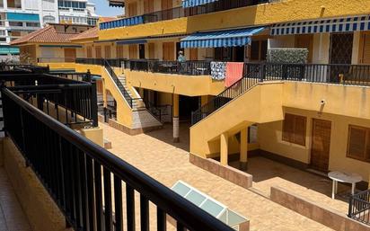 Vista exterior de Casa o xalet en venda en Torrevieja amb Balcó i Piscina comunitària