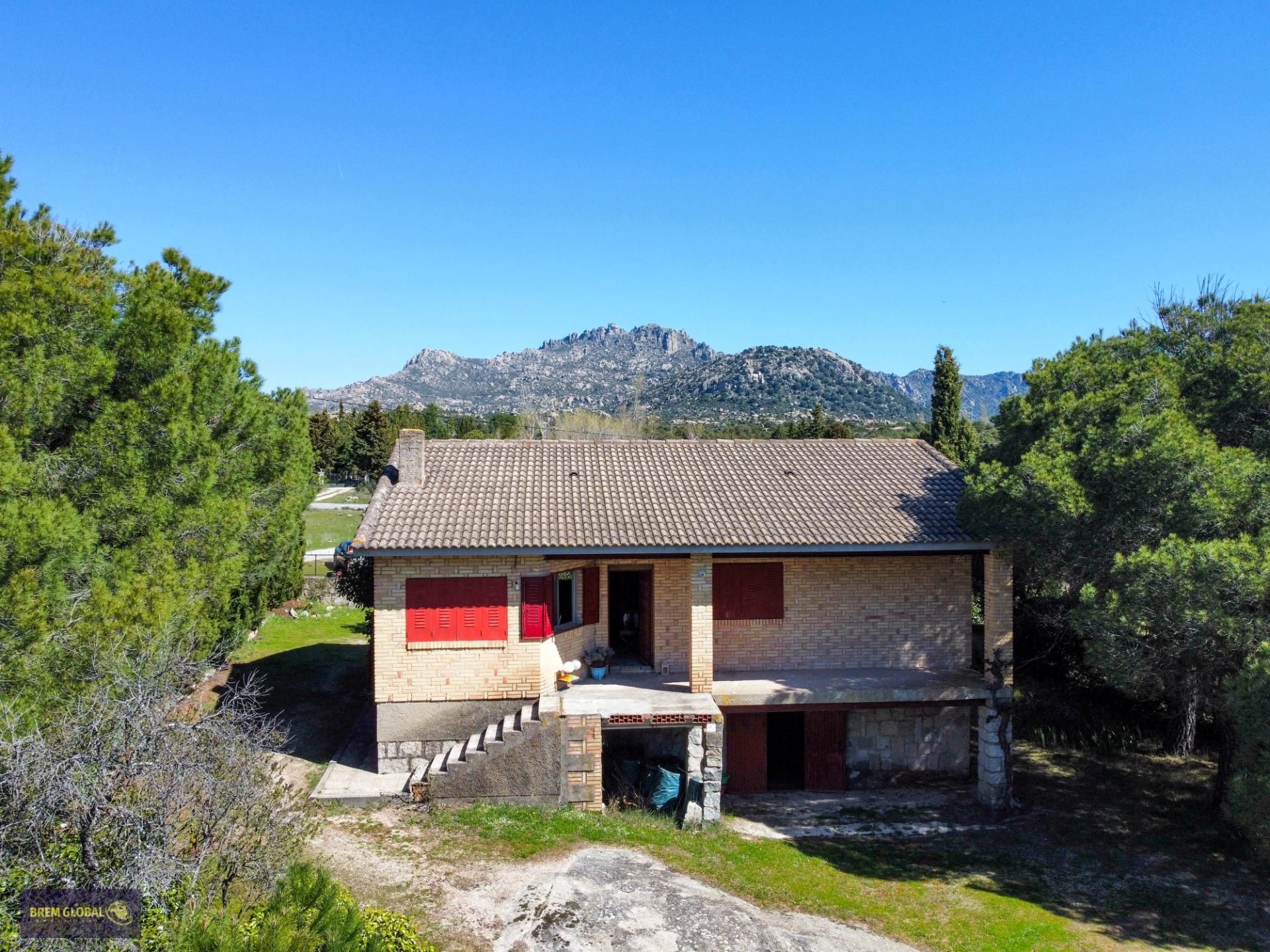 Vista exterior de Casa o xalet en venda en Cabanillas de la Sierra amb Jardí privat, Terrassa i Piscina