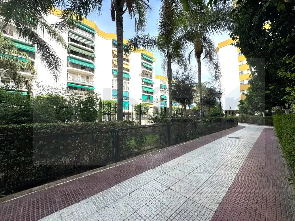 Vista exterior de Pis en venda en Sevilla amb Terrassa i Balcó