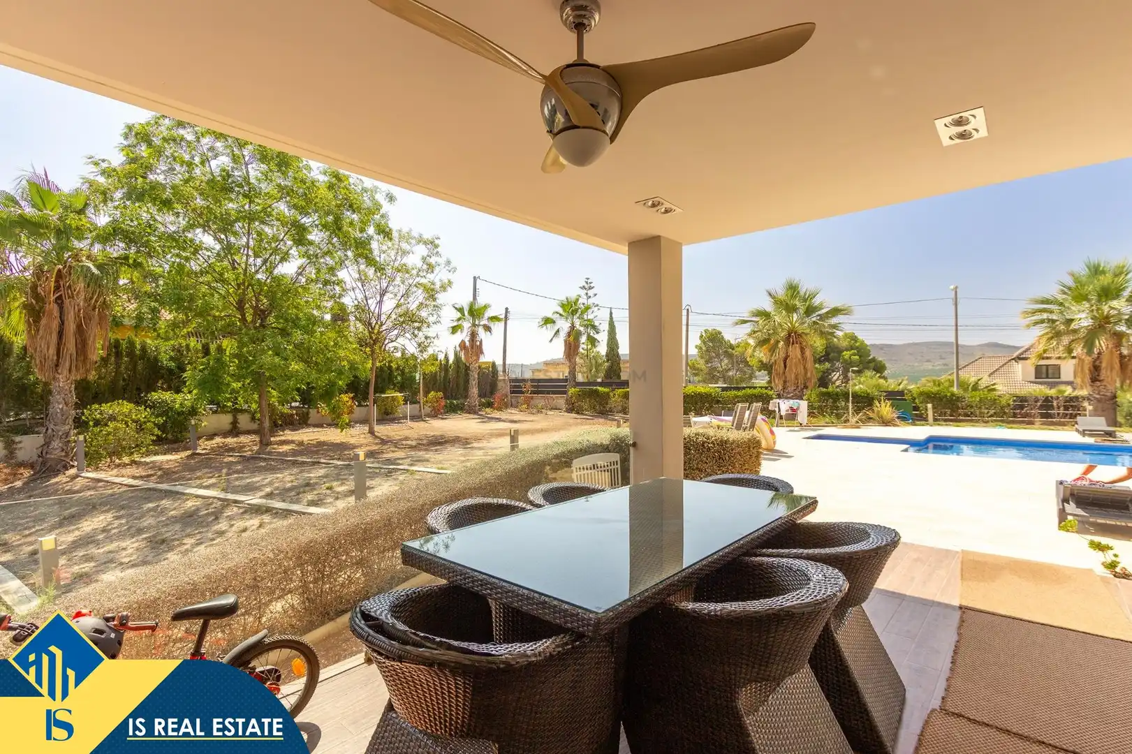 Vista exterior de Casa o xalet en venda en Alicante / Alacant amb Terrassa, Piscina i Moblat