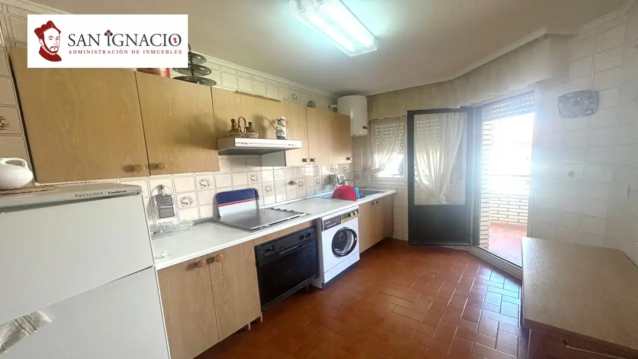 Cocina de Piso en venta en Villarcayo de Merindad de Castilla la Vieja con Amueblado y Balcón