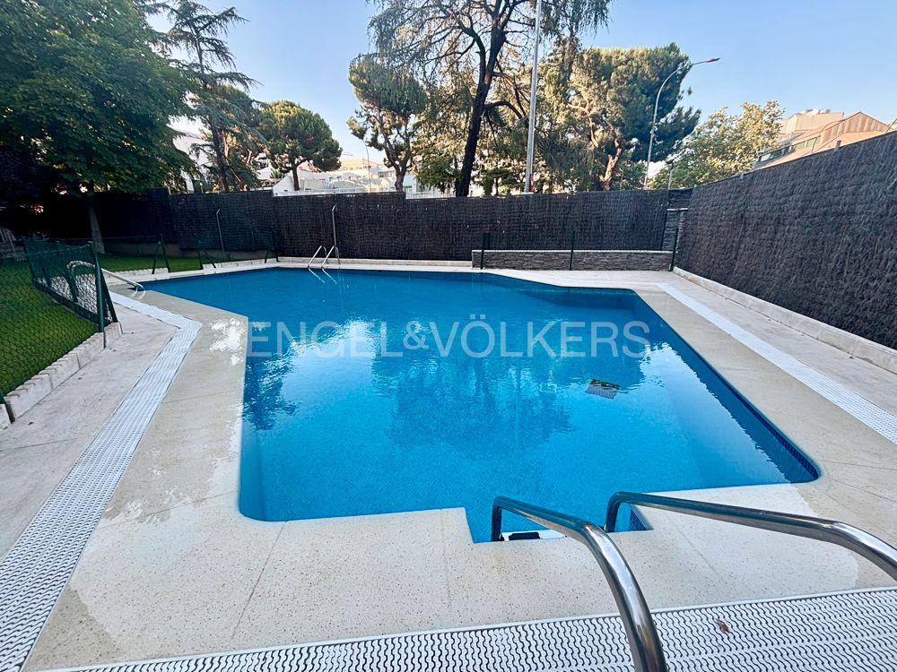 Piscina de Dúplex de lloguer en  Madrid Capital amb Aire condicionat, Calefacció i Parquet