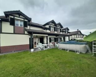 Vista exterior de Casa o xalet en venda en San Felices de Buelna amb Piscina