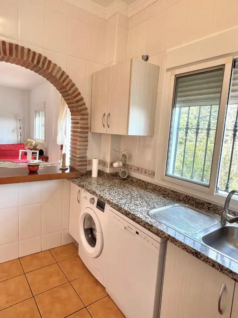 Cuina de Casa o xalet en venda en Torrox amb Jardí privat, Piscina i Moblat