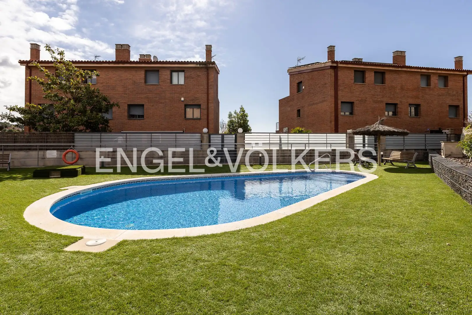 Piscina de Casa adosada de alquiler en Tiana con Aire acondicionado, Calefacción y Jardín privado
