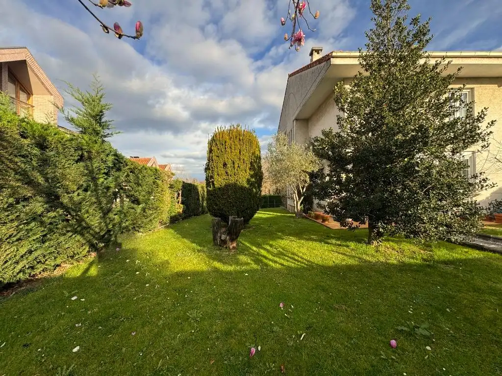 Jardí de Casa o xalet en venda en Torrelavega  amb Calefacció, Jardí privat i Traster