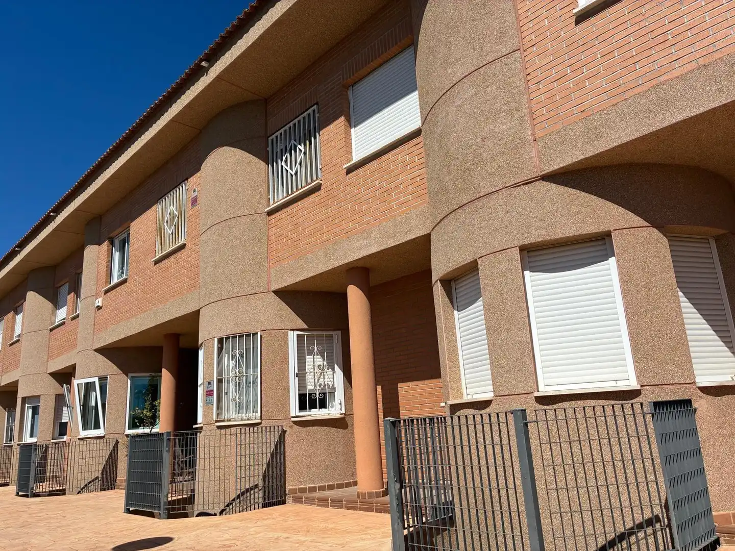 Vista exterior de Casa o xalet en venda en Alicante / Alacant amb Aire condicionat, Terrassa i Piscina comunitària