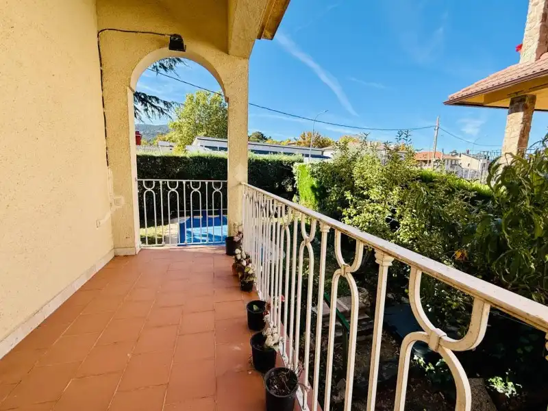 Vista exterior de Casa o xalet en venda en El Espinar amb Calefacció, Jardí privat i Parquet