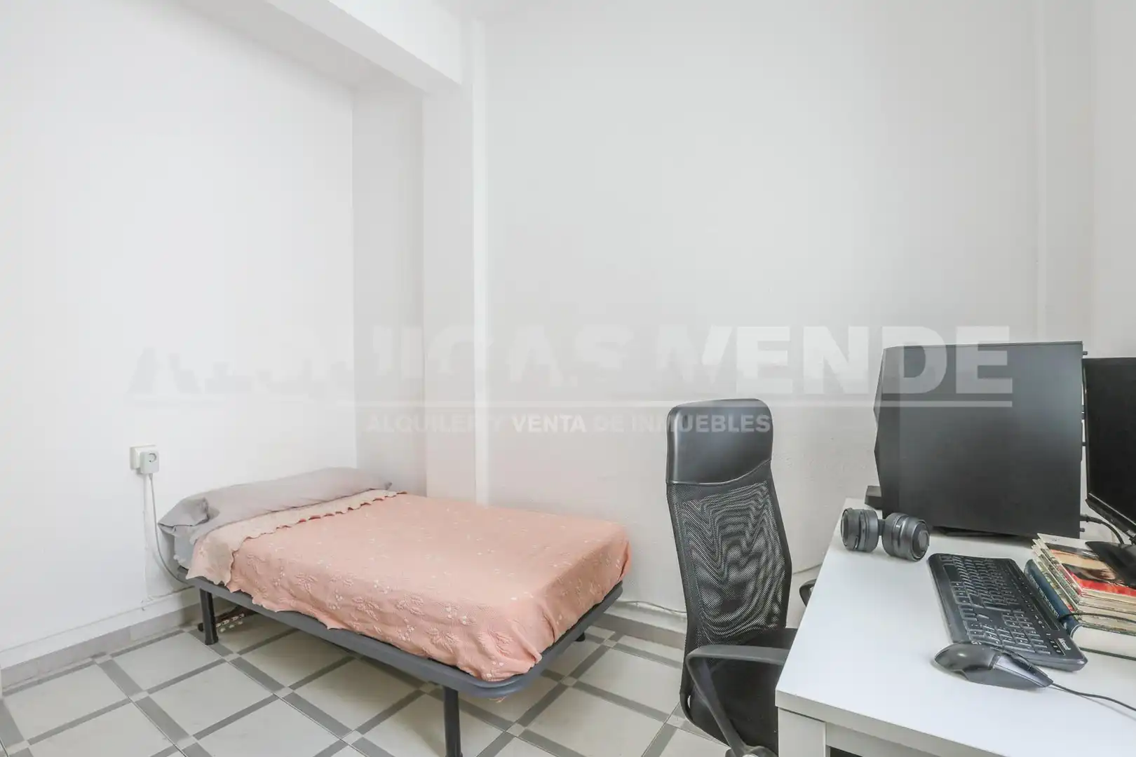 Bedroom of Flat for sale in Sevilla  with Air Conditioner