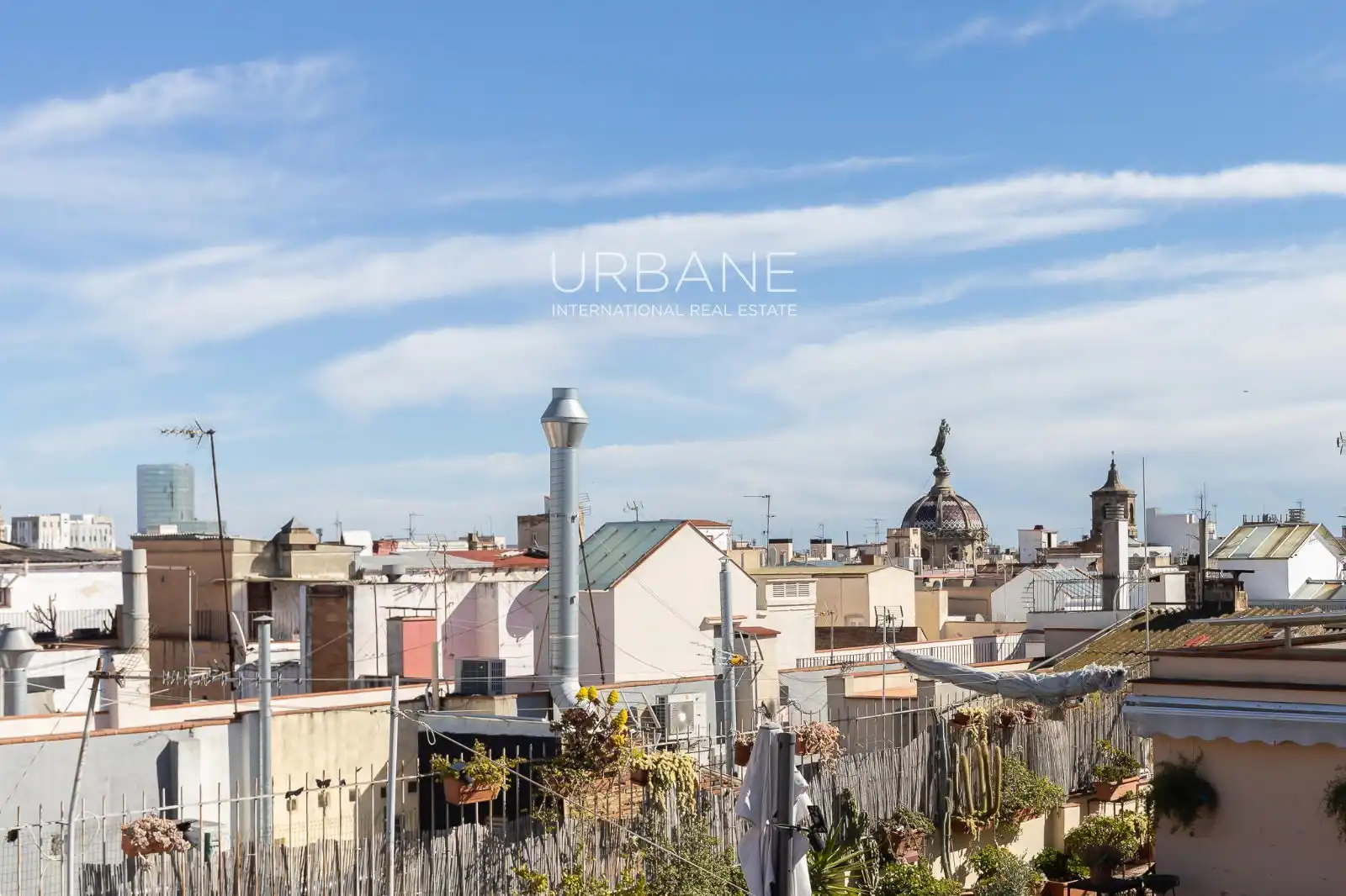 Vista exterior de Ático en venta en Barcelona con Calefacción, Terraza y Amueblado