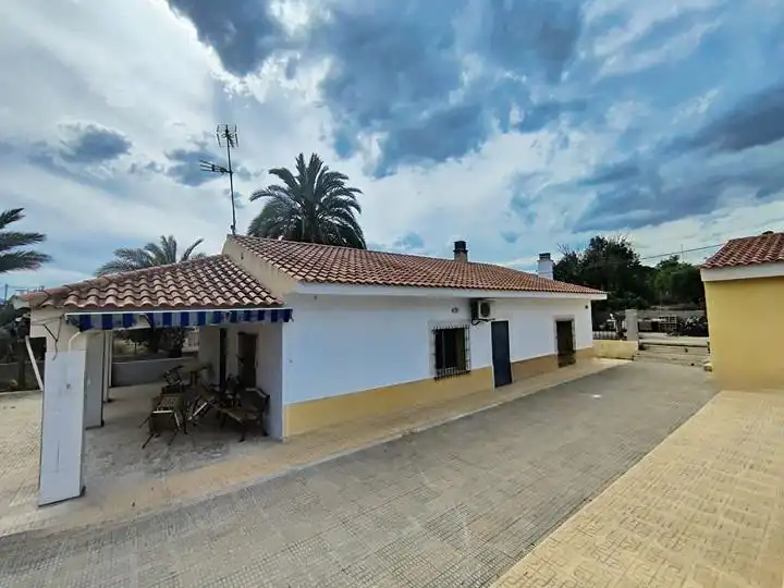 Vista exterior de Casa o xalet en venda en Alicante / Alacant amb Calefacció, Jardí privat i Terrassa