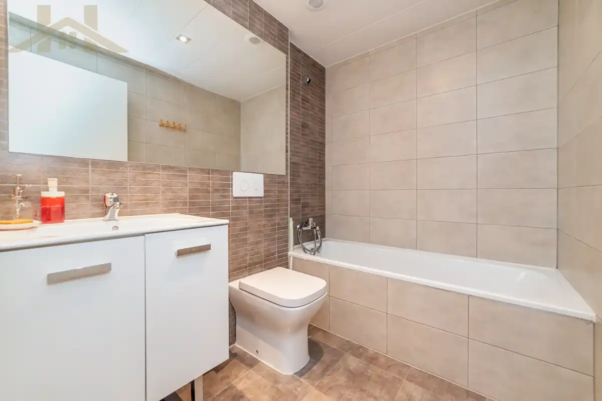 Bathroom of Flat for sale in Móstoles  with Air Conditioner, Heating and Storage room