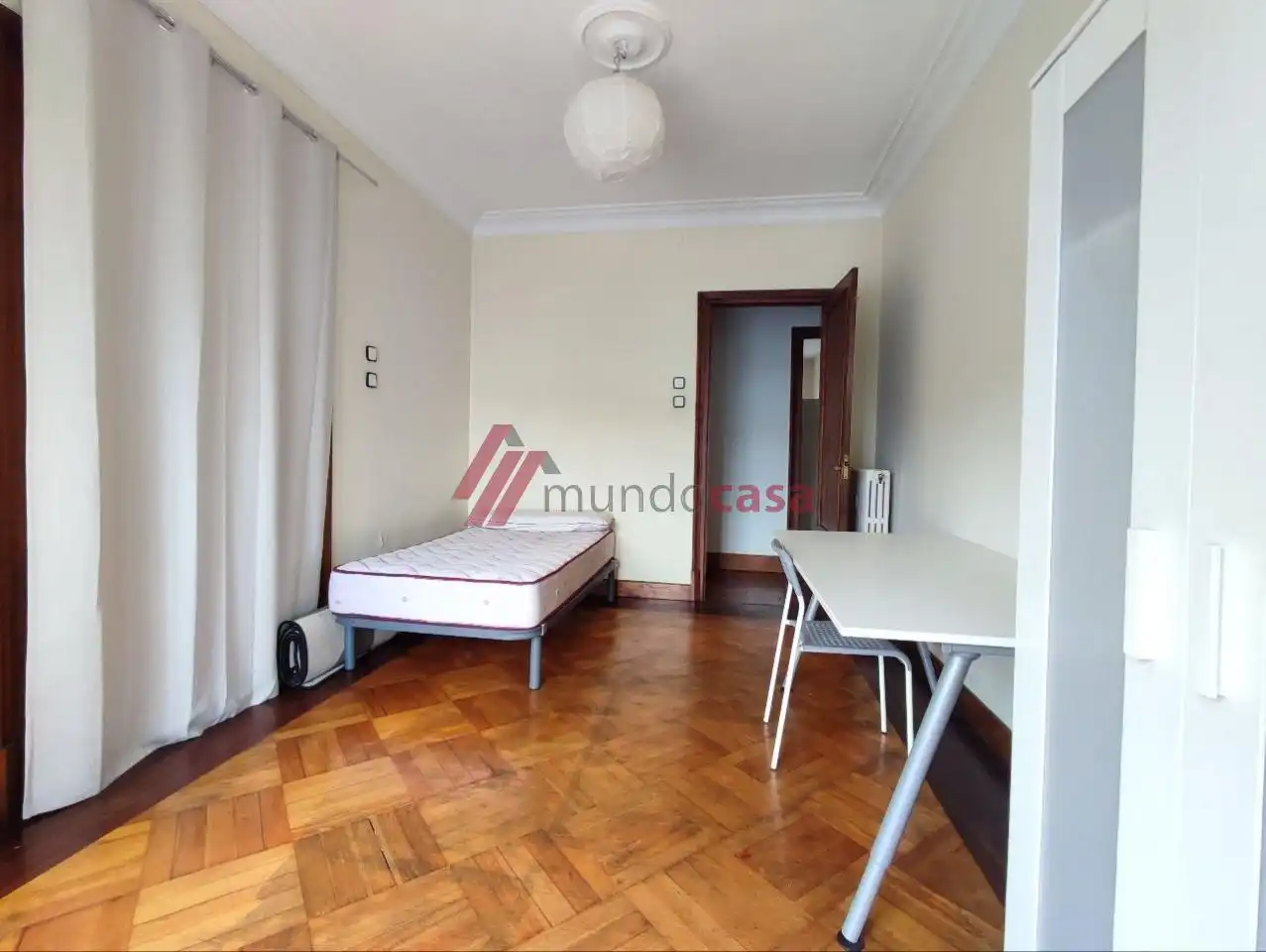 Habitación de Piso para compartir en Ferrol con Calefacción, Parquet y Amueblado