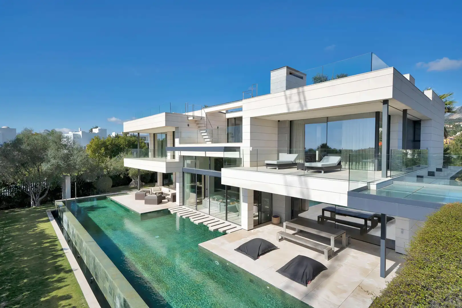 Außenansicht von Haus oder Chalet zum Verkauf in Marbella mit Privatgarten, Terrasse und Schwimmbad