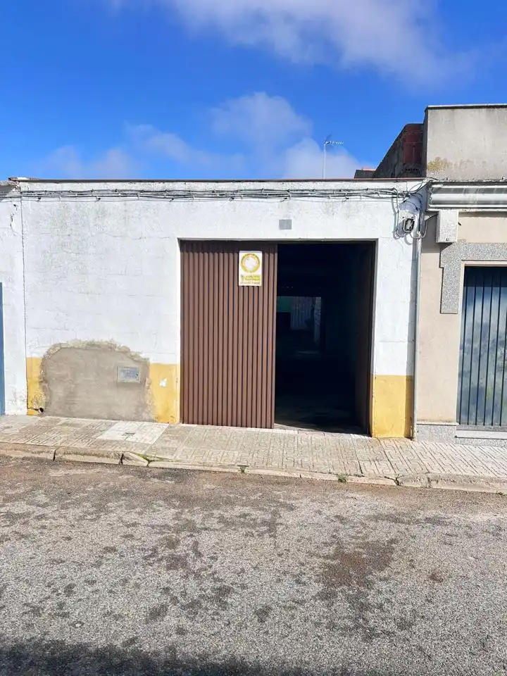 Parkplatz von Fabrikhallen zum Verkauf in Almendralejo