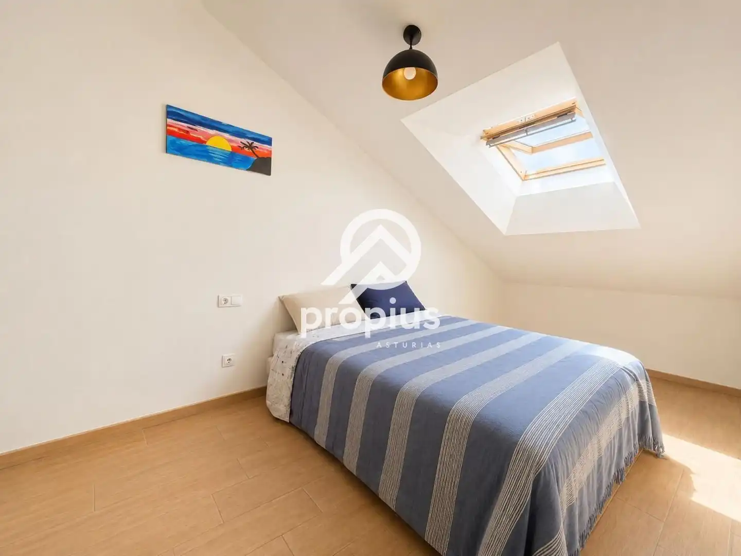 Schlafzimmer von Dachboden zum Verkauf in Llanes mit Abstellraum
