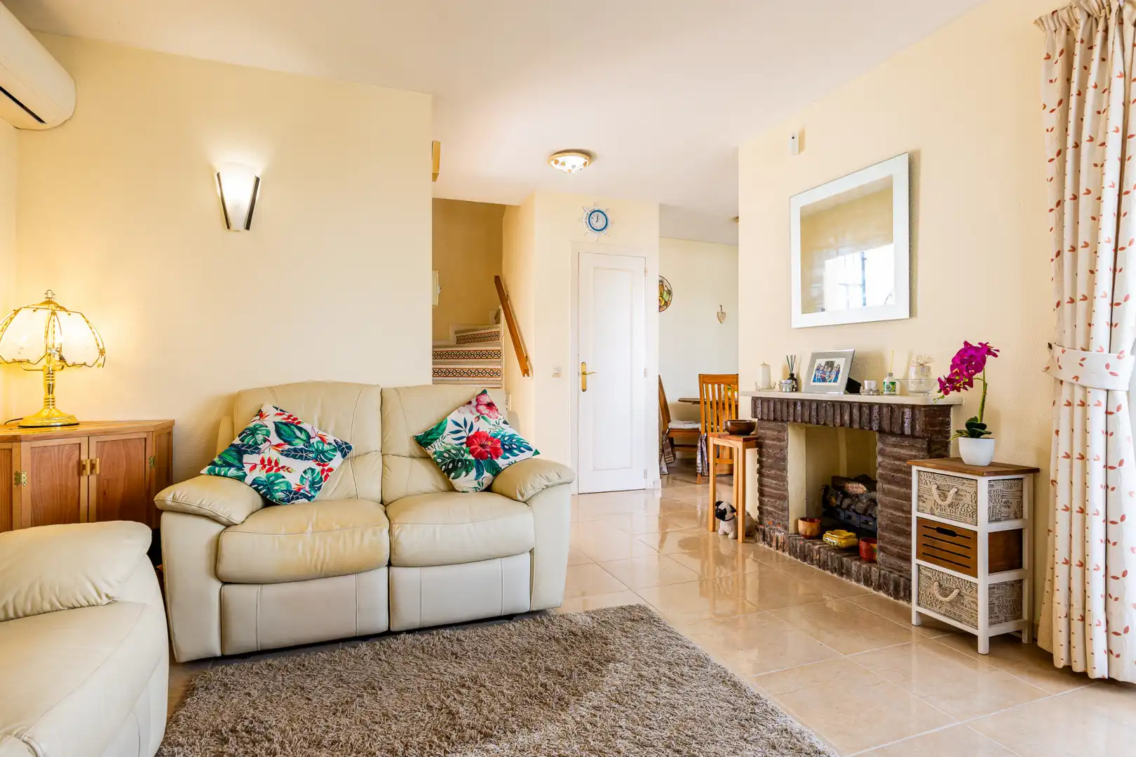 Wohnzimmer von Einfamilien-Reihenhaus zum Verkauf in Mijas mit Klimaanlage, Terrasse und Schwimmbad