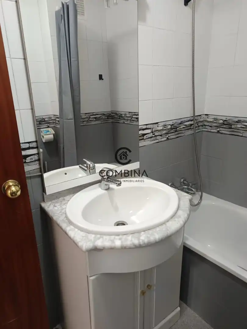 Bany de Pis en venda en Huelva amb Aire condicionat i Moblat