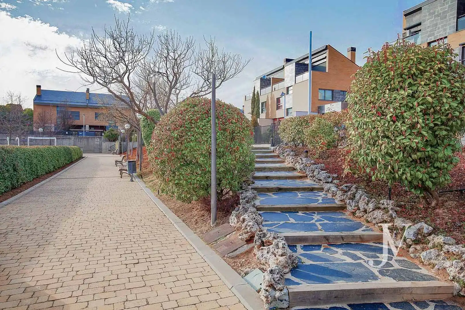 Außenansicht von Einfamilien-Reihenhaus zur Miete in La Moraleja mit Klimaanlage, Heizung und Privatgarten