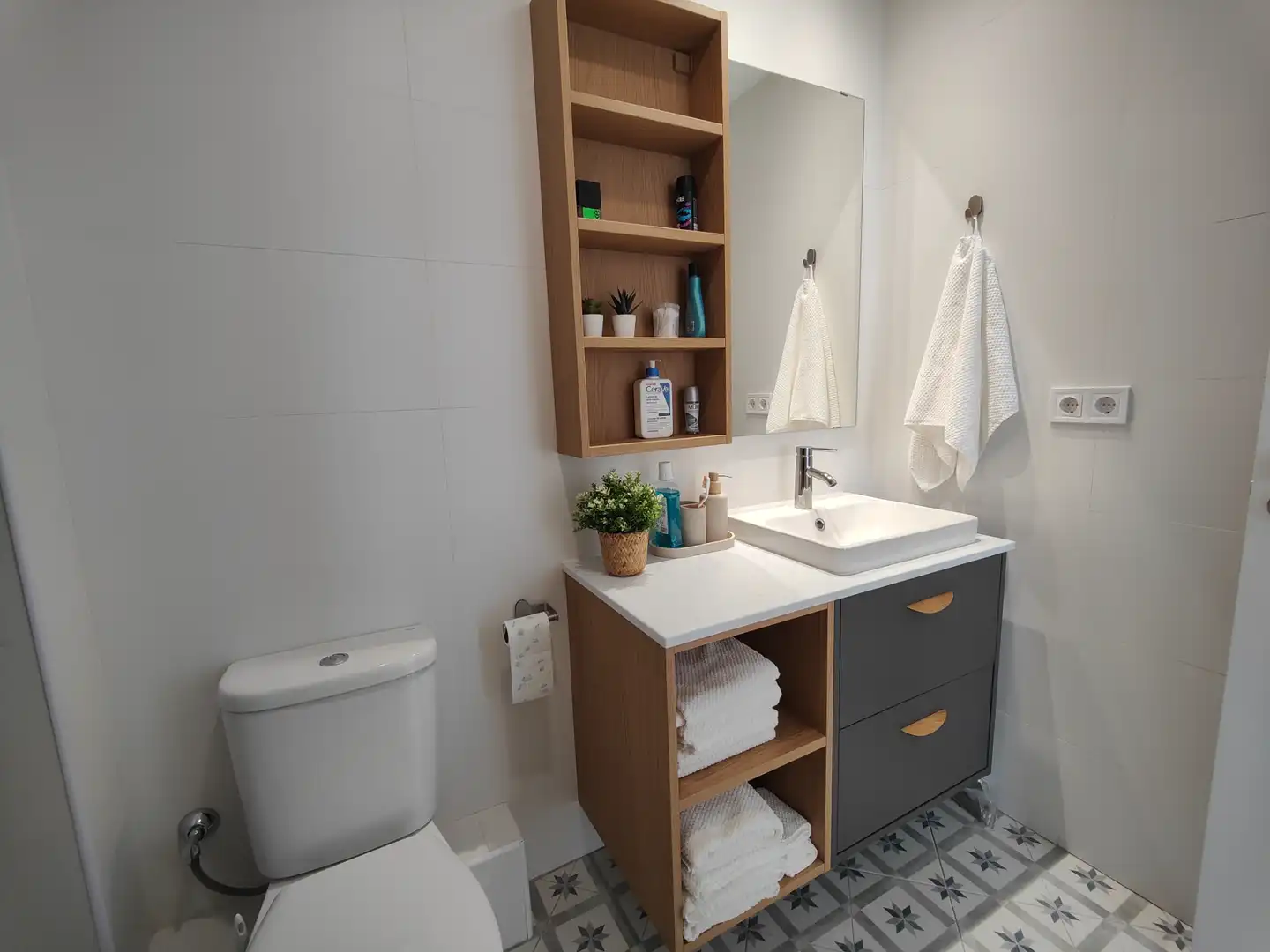 Bathroom of Flat for sale in Rianxo  with Parquet flooring, Furnished and Oven