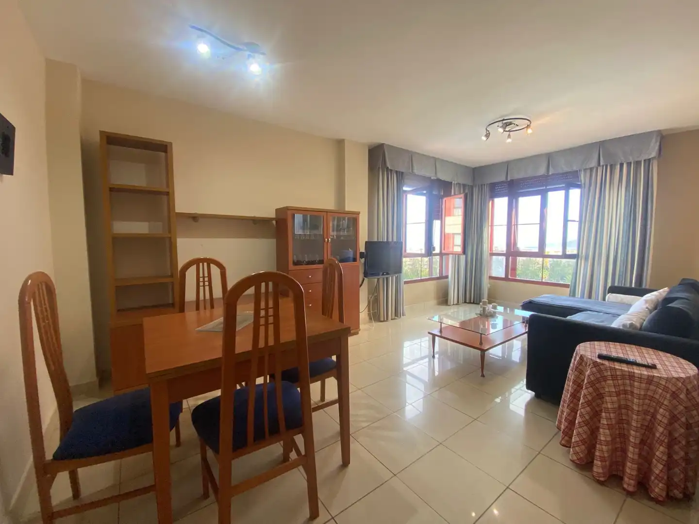 Sala d'estar de Pis de lloguer en Las Palmas de Gran Canaria amb Moblat i Piscina comunitària