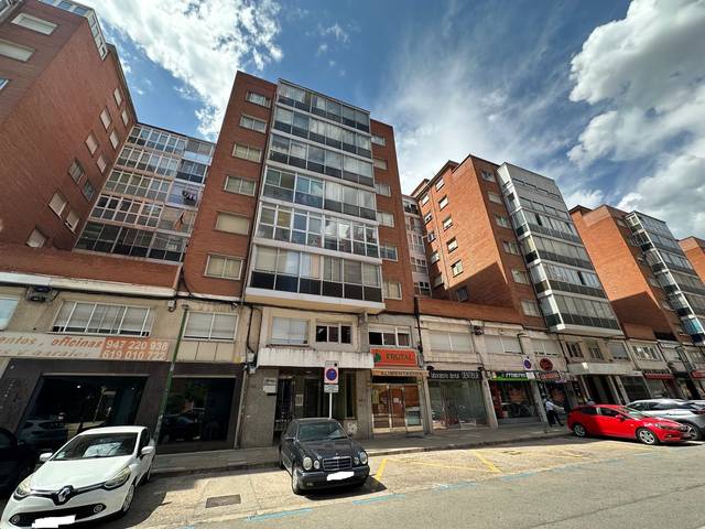 Oficina en Venta en Avenida Vena en Reyes Católicos
