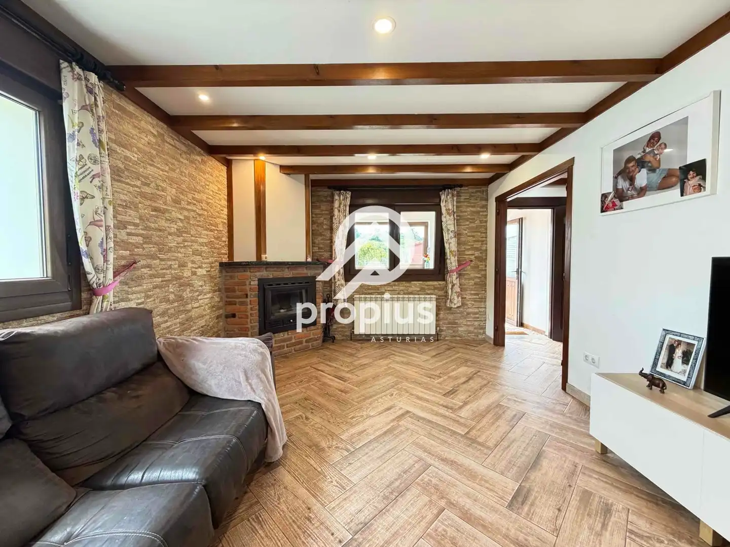 Sala d'estar de Casa o xalet en venda en Sariego amb Calefacció, Parquet i Traster