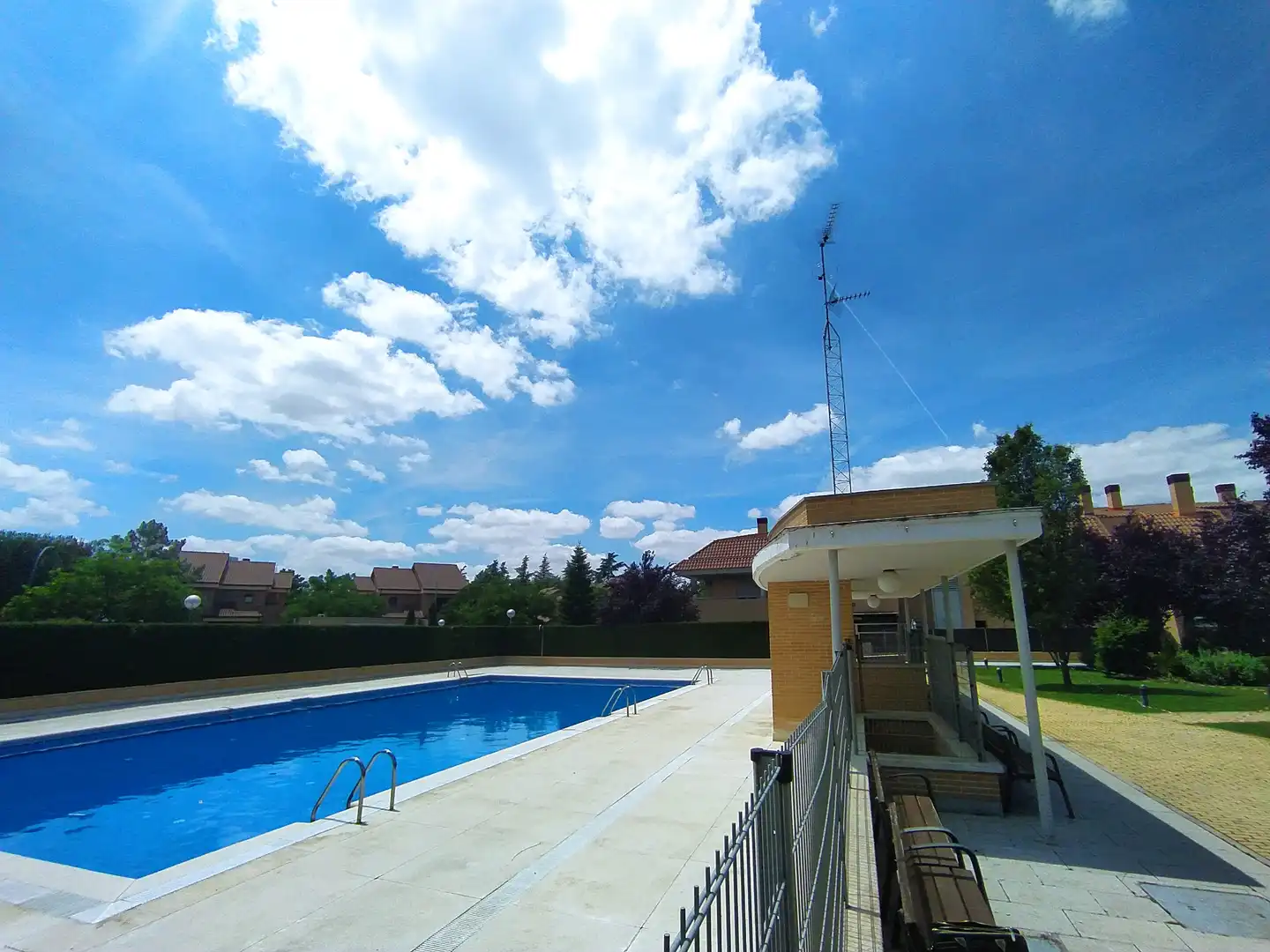 Piscina de Piso de alquiler en Villaviciosa de Odón con Aire acondicionado, Calefacción y Parquet