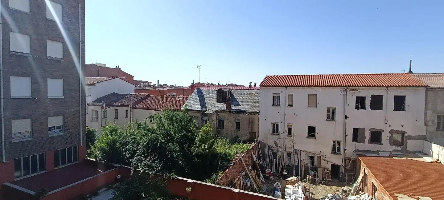 Vista exterior de Apartamento en venta en León Capital  con Calefacción, Parquet y Terraza