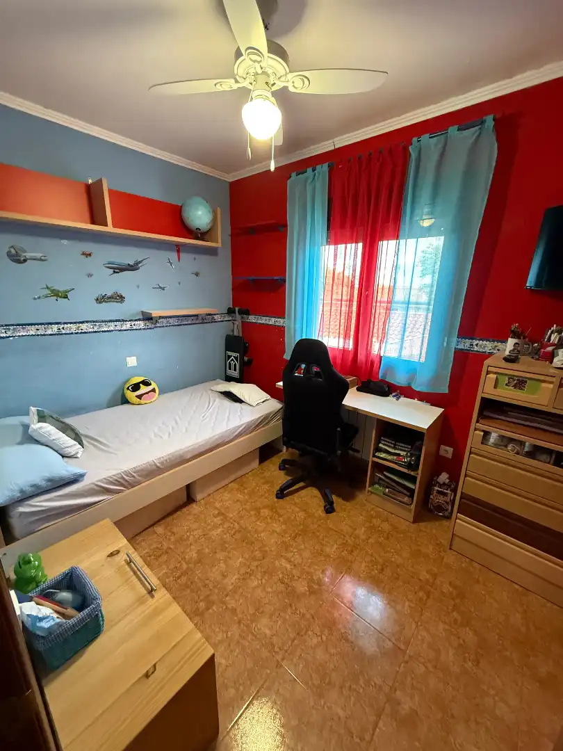 Habitación de Casa adosada en venta en Fernán Caballero con Aire acondicionado, Calefacción y Jardín privado