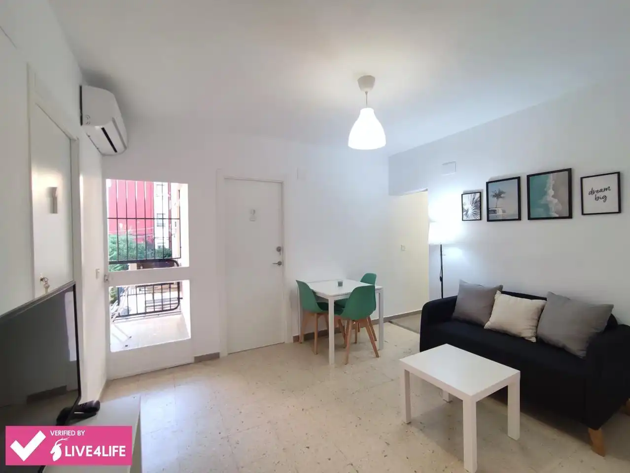 Sala d'estar de Pis en venda en Granada amb Aire condicionat i Moblat
