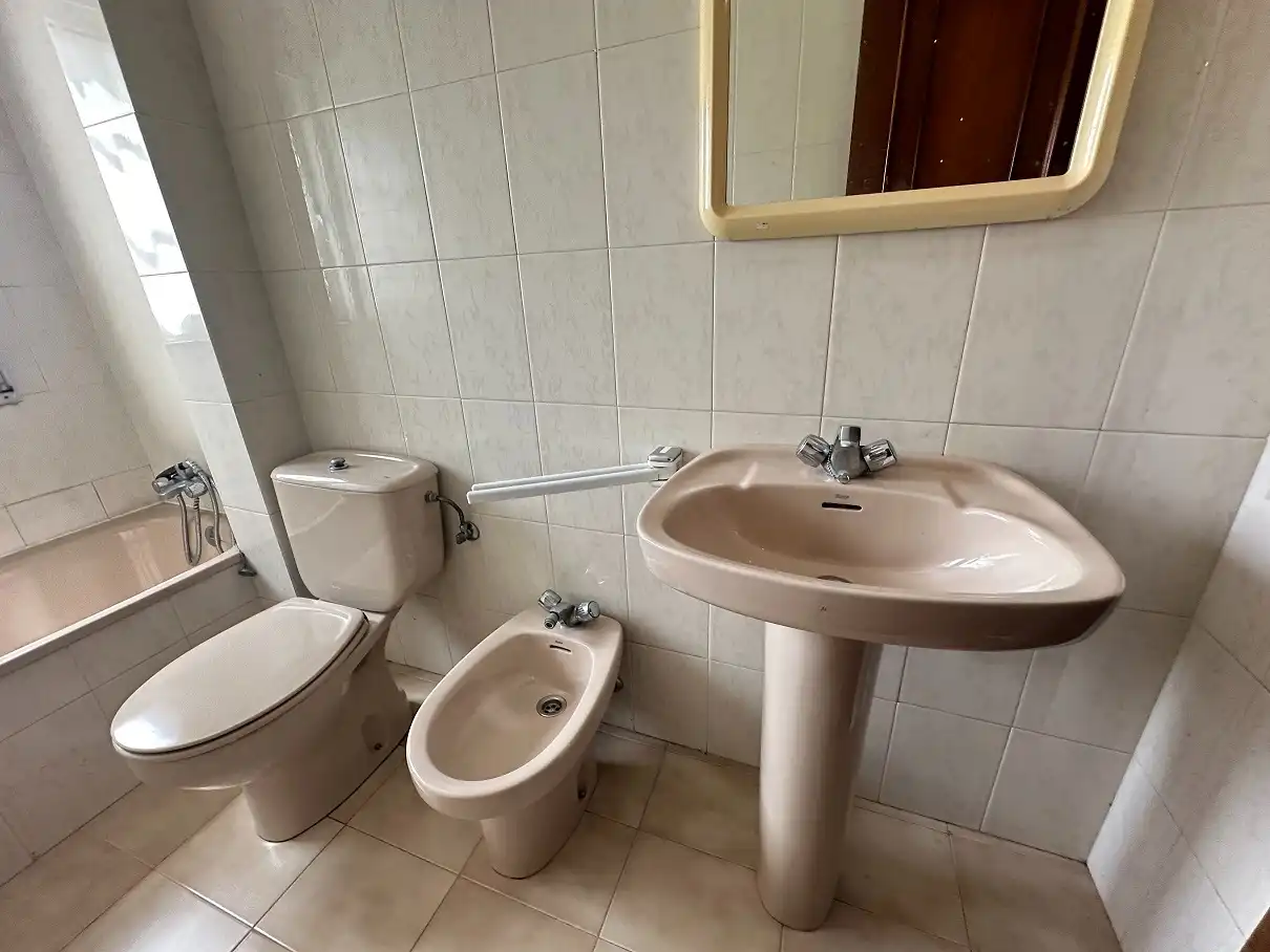 Bathroom of Flat for sale in Santiago de Compostela   with Heating