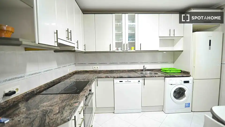 Cocina de Piso para compartir en Santander con Aire acondicionado, Calefacción y Amueblado