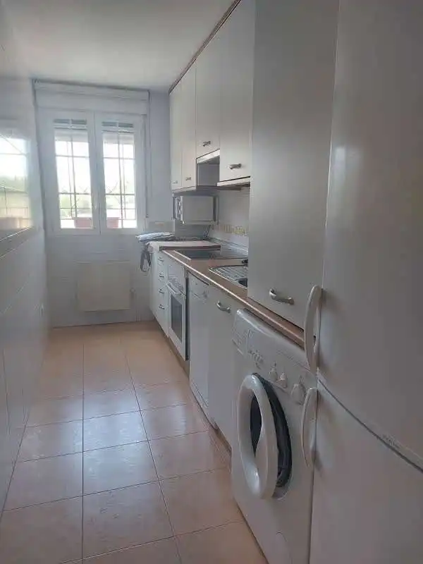 Küche von Wohnung zum Verkauf in Pedrezuela mit Ofen, Waschmaschine und Mikrowelle