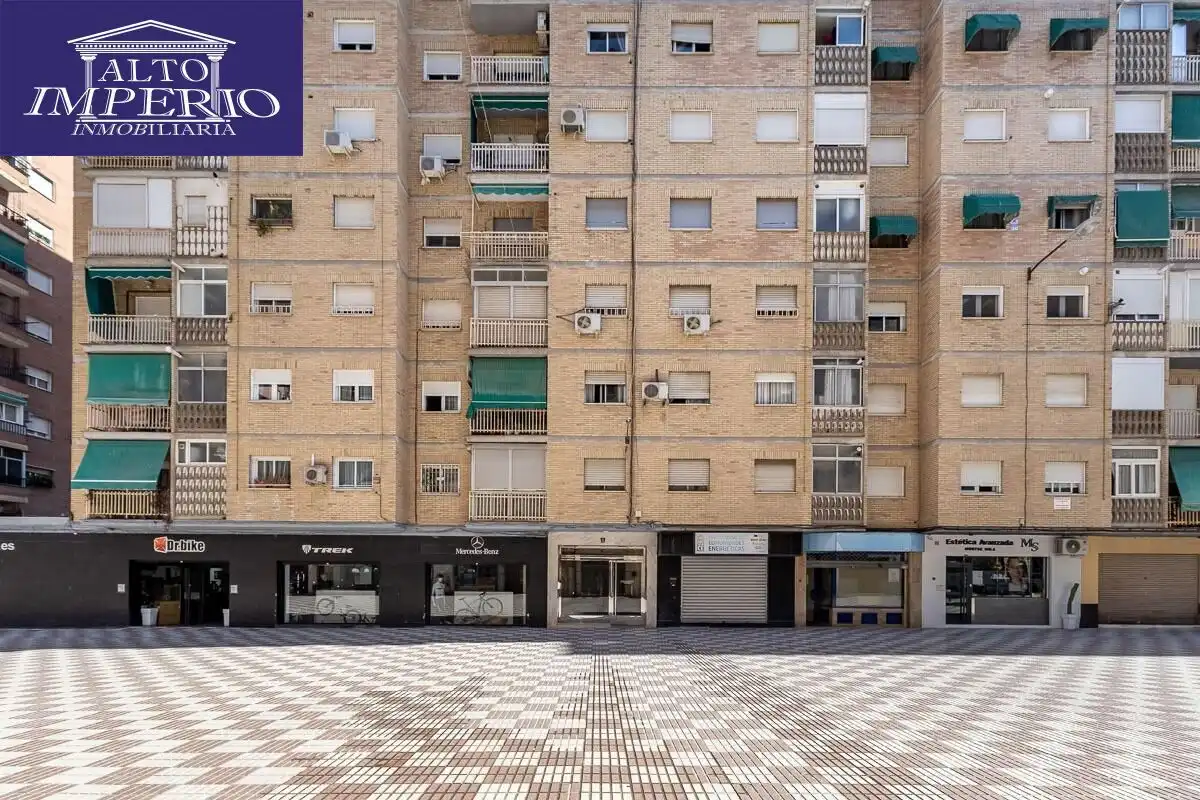 Vista exterior de Piso en venta en Granada con Terraza